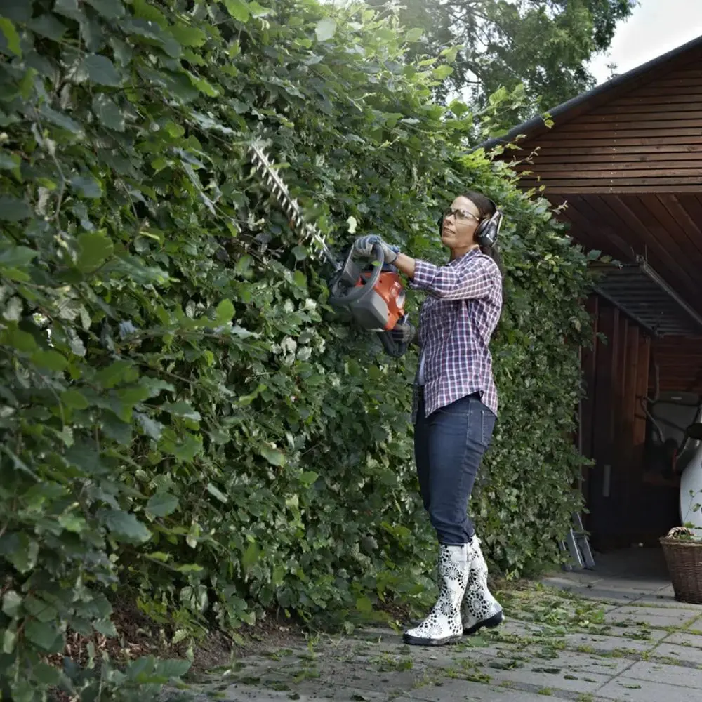 HUSQVARNA 122HD60 Petrol Hedge Trimmer - Image 2