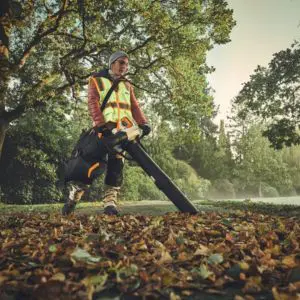 a man collecting leaves using the STIHL SHA 140 Cordless Vacuum Shredder