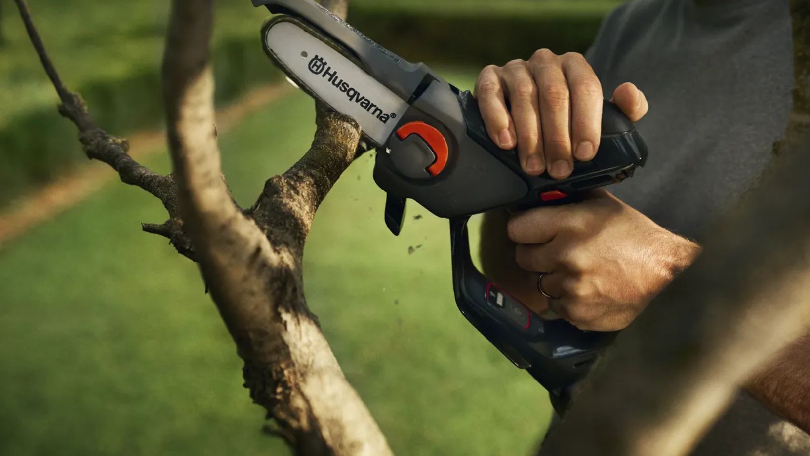 someone winter pruning a tree with the Husqvarna Aspire P5-P4A Pruner
