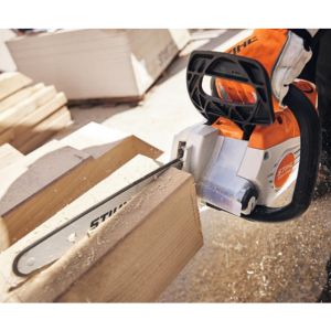 the STIHL MSA 200 Cordless Chainsaw cutting a piece of wood lengthways 